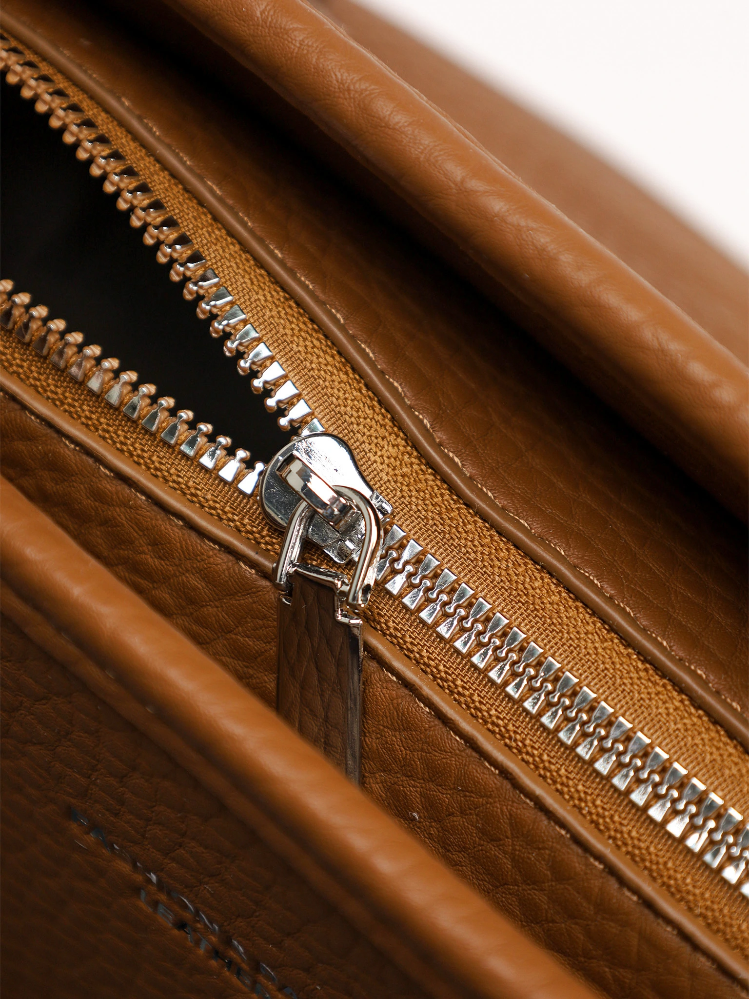 Сумка-тоут  с регулируемыми ручками и тиснением в ассортименте